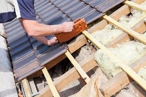 JP Chretien/Shutterstock Dach, Dachdecker, reparieren, Bau