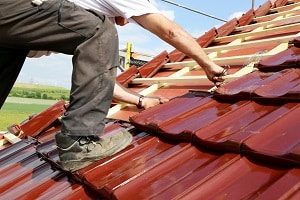 U.J. Alexander/Shutterstock Bau, Konstruktion, Gebäude, bauen, rote Dachziegel, Dach, Dachstuhl