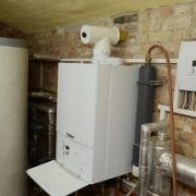 Eine wandhängende Gasheizung spart Platz.