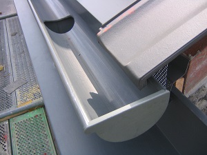 Tipp zum Bau verrät Ihnen, welche Materialien das Auffangen von Regenwasser unterstützen.