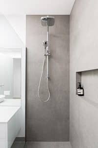 Eine Duschwand bietet Ihnen viele Vorteile.