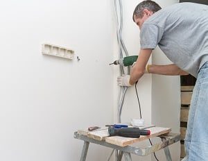 Tipp zum Bau rät Ihnen, nur kleinere Arbeiten der Elektrosicherheit selbst zu übernehmen.