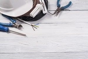 Galyna Motizova/Shutterstock.com elektrisch, Elektrik, Ausrüstung, Techniker