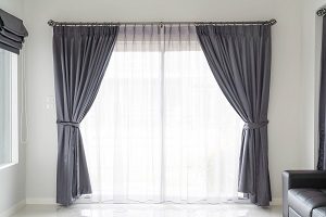 Es gibt unterschiedlichen Insektenschutz für Fenster. Welche Rolle der Farbton des Gewebes spielt lesen Sie bei Tipp zum Bau.