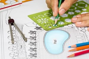 Entwerfen Sie Skizzen Ihres geplanten Gartenpools.