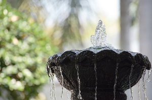 Tipp zum Bau erklärt, dass Regenwasser auch für Ihren Springbrunnen geeignet ist.