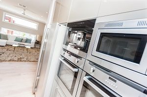 Tipp zum Bau zeigt Ihnen, wie moderne Einbaugeräte in Designküchen aussehen.
