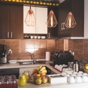 Kücheneinrichtung, dunkelbraun, moderne Küche, eingerichtete Küche