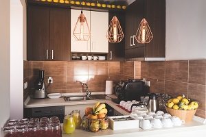 Kücheneinrichtung, dunkelbraun, moderne Küche, eingerichtete Küche