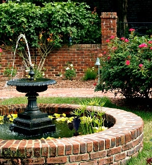 Welche Möglichkeiten für die optische Gestaltung von Gartenteichen gibt es? Tipp zum Bau verrät es Ihnen.