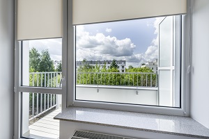 Bei der barrierefreien Sanierung sind auch Fenster barrierefrei zu gestalten. Tipp zum Bau erklärt, worauf es dabei ankommt.