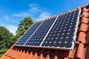Warum die Verwendung von Solarzellen für den Betrieb von Dachfenster-Rollläden geeignet ist, erfahren Sie bei Tipp-zum-Bau.