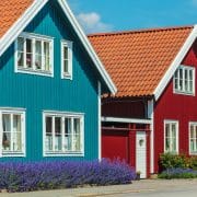 Holhaus, Holzbaus, Schwedenhaus rot blau, Hausfassade