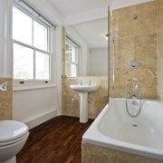 Badezimmer, brauner Marmor, Holzboden