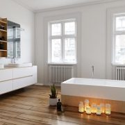 Badezimmer, Holzfliesenoptik, Boden, Fenster, hell, Badarmaturen, Kerzen