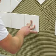 Tipp zum Bau zeigt Ihnen, was Sei bei der Montage von Wandfliesen beachten müssen.