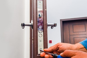 Tipp zum Bau erklärt, wie Sensoren an Fenstern und Türen dem Einbruchschutz dienen.