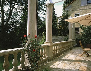 Tipp zum Bau informiert über die vielfältigen Einsatzmöglichkeiten von Naturstein als Säulen, Böden sowie Geländer.