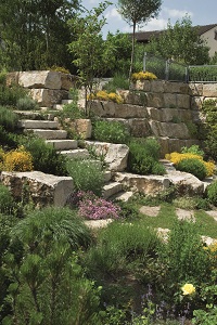 Natursteintreppen im Garten sind etwas Schönes. Lassen Sie sich bei Tipp zum Bau beraten, welche Natursteintreppe am besten in Ihren Garten passt.