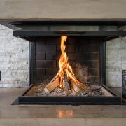 Tipp zum Bau zeigt Ihnen verschiedene Kamine aus denen Sie auswählen können. Darunter gibt es auch offene Kamine, die Wärme in Ihr Haus bringen.