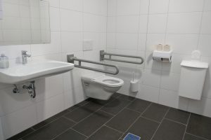 Über die Behindertentoilette für Ihr Bad mit Barrierefreiheit informiert Sie Tipp zum Bau.