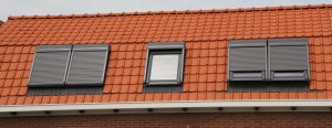 Dachfenster und zugehörige Rollladen auf Tipp zum Bau.