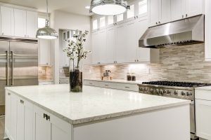 Küchen-Arbeitsplatten sind in vielen Materialien, Formen und Farben zu haben.