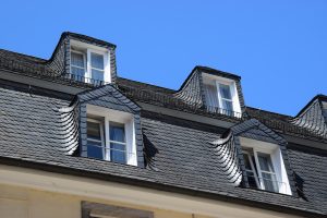 Tipp zum Bau zeigt die interessante Optik, die bei Dachgauben durch Ziegel aus Schiefer entsteht.
