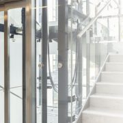 Hydraulikaufzug in modernem Treppenhaus