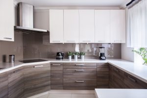 Tipp zum Bau zeigt Ihnen, wie Mineralwerkstoff an Ihrer Küchenrückwand wirkt.