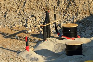 Baustelle, aus der Kanal- und Wasserrohre für eine Dichtheitsprüfung herausragen. 