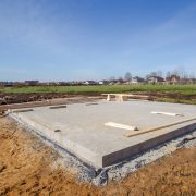 Betonboden in einer Ausgrabung für ein Haus bei Tipp zum Bau