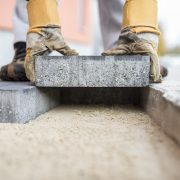Bauarbeiter legt Fundament