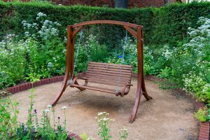 Die Hollywoodschaukel wertet Ihren Garten auf.