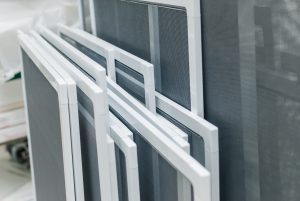 Insektenschutz für Fenster schlägt finanziell unterschiedlich zu Buche. Mehr dazu erfahren Sie bei Tipp zum Bau.