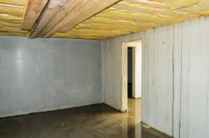 Platz für einen Öltank in einem leeren Kellerraum.