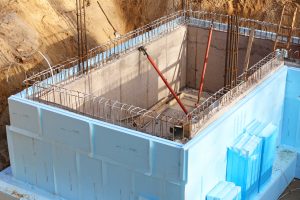 Zu den Vorteilen von synthetischen Dämmstoffen als Kellerdeckendämmung lesen Sie mehr auf Tipp zum Bau.