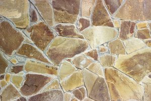 Polygonalplatten aus Naturstein stellen eine interessante Bodenbelag-Variation dar. Tipp zum Bau informiert über die Vorteile.