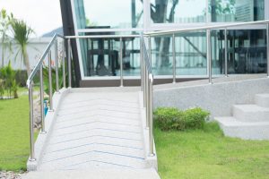 Tipp zum Bau informiert über Türschwellen-Rampen, die Sie nach der barrierefreien Sanierung einbauen.