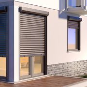 Hellbraune Metallblindlinge an den TÃ¼ren und Fenstern des Hauses bei Tipp zum Bau