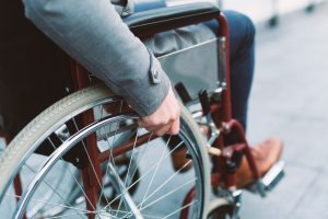 Tipp zum Bau informiert über Hindernisse für Rollstuhlfahrer vor der barrierefreien Sanierung.
