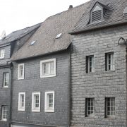 Haus mit Schieferfassade.