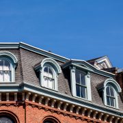 gaube Tipp zum Bau zeigt einen Altbau mit unterschiedlichen Gauben-Formen.