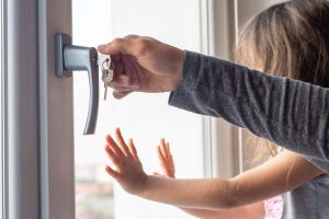Tipp zum Bau nennt Ihnen den wichtigsten Grund für eine Fenstersicherung