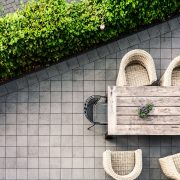 Terassensichtschutz durch eine Hecke bei Tipp zum Bau