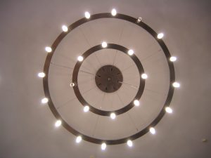 Entsprechende Beleuchtung sorgt für die richtige Stimmung in Ihrer Gartensauna. Tipp zum Bau erklärt die wesentlichen Unterschiede.