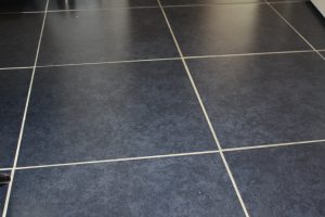 Tipp zum Bau informiert Sie über geeignete Bodenbeläge im Sinne der Barrierefreiheit in Ihrem Bad.