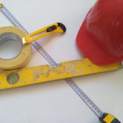 Tipp zum Bau zeigt Ihnen, wie Sie Ihren Teppich zuschneiden.