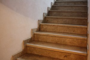 Tipp zum Bau zeigt, wie Sie Ihre alte Holztreppe renovieren.