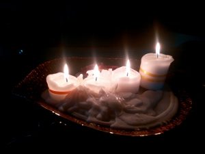 Tipp zum Bau zeigt Ihnen ein Silbertablett für die Loggia auf dem vier geschmolzene, brennende Kerzen stehen.